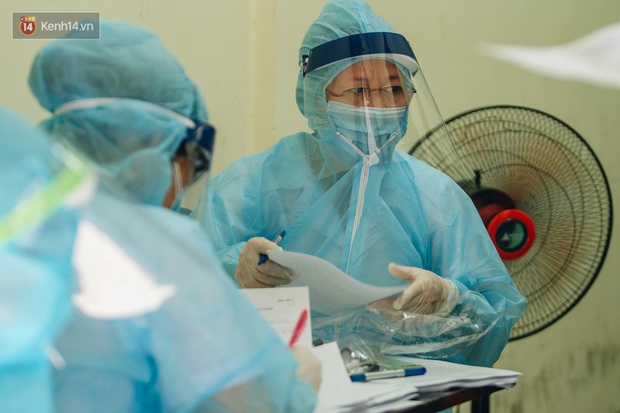 Sau ca bệnh 714 ở Hà Nội, bác sĩ lưu ý những ai từng test nhanh âm tính: Vẫn có thể là người đang nhiễm bệnh, cần cách ly đủ 14 ngày - Ảnh 1.