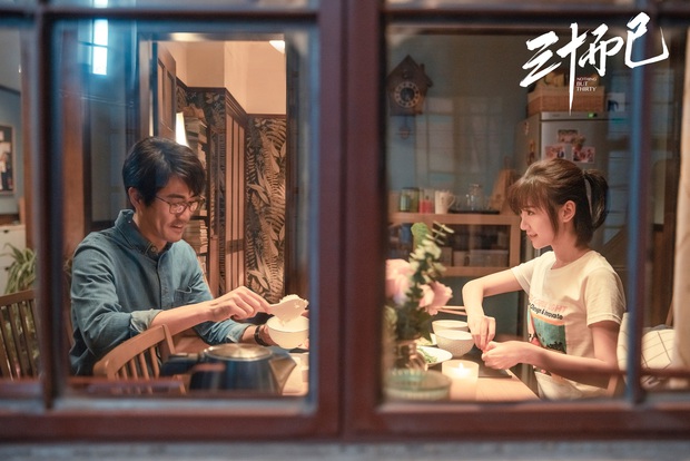 Trong tình yêu, chúng ta đều từng bỏ lỡ nhau vì không chịu thấu hiểu giống Chung Hiểu Cần (30 Chưa Phải Là Hết) - Ảnh 1. Trong tình yêu, chúng ta đều từng bỏ lỡ nhau vì không chịu thấu hiểu giống Chung Hiểu Cần (30 Chưa Phải Là Hết) - Ảnh 1.