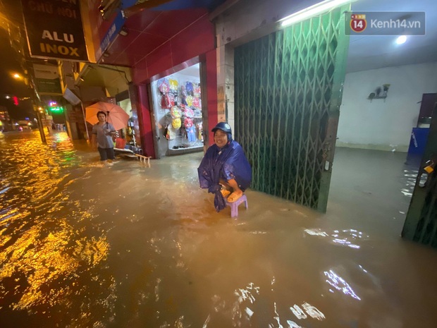 Trận ngập lớn nhất ở Sài Gòn từ đầu năm: Nhiều tuyến phố biến thành sông, hàng loạt phương tiện chết máy - Ảnh 18.