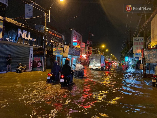 Trận ngập lớn nhất ở Sài Gòn từ đầu năm: Nhiều tuyến phố biến thành sông, hàng loạt phương tiện chết máy - Ảnh 10.