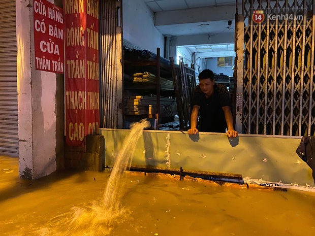 Trận ngập lớn nhất ở Sài Gòn từ đầu năm: Nhiều tuyến phố biến thành sông, hàng loạt phương tiện chết máy - Ảnh 17.