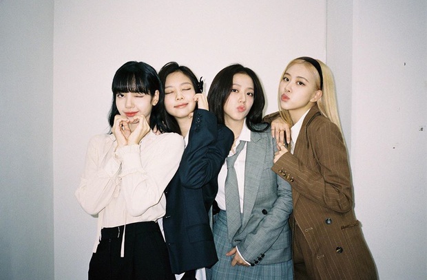 Dàn trainee nữ của YG tất bật đến trụ sở công ty giữa đêm, netizen đoán nhóm em gái BLACKPINK sắp debut đến nơi rồi? - Ảnh 4.