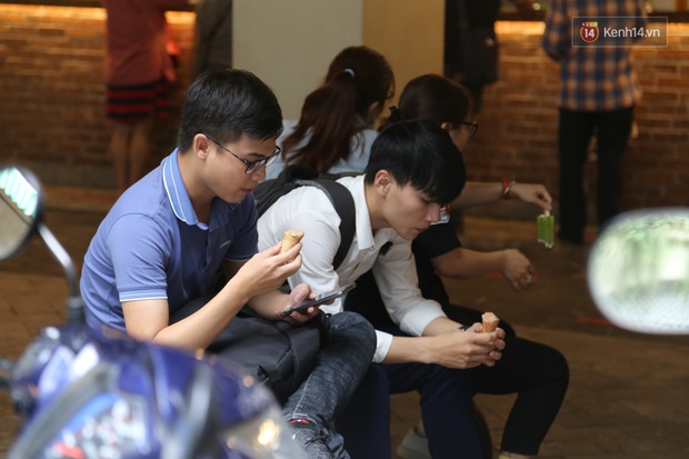 Giới trẻ Hà thành người cẩn thận từng tí - người vẫn ra Hồ Tây hóng gió, ngồi uống trà chanh chém gió không khẩu trang - Ảnh 10. Giới trẻ Hà thành người cẩn thận từng tí - người vẫn ra Hồ Tây hóng gió, ngồi uống trà chanh chém gió không khẩu trang - Ảnh 10.
