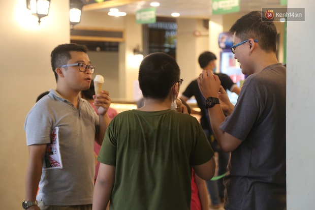 Giới trẻ Hà thành người cẩn thận từng tí - người vẫn ra Hồ Tây hóng gió, ngồi uống trà chanh chém gió không khẩu trang - Ảnh 9. Giới trẻ Hà thành người cẩn thận từng tí - người vẫn ra Hồ Tây hóng gió, ngồi uống trà chanh chém gió không khẩu trang - Ảnh 9.