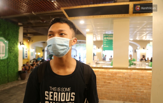 Giới trẻ Hà thành người cẩn thận từng tí - người vẫn ra Hồ Tây hóng gió, ngồi uống trà chanh chém gió không khẩu trang - Ảnh 3. Giới trẻ Hà thành người cẩn thận từng tí - người vẫn ra Hồ Tây hóng gió, ngồi uống trà chanh chém gió không khẩu trang - Ảnh 3.