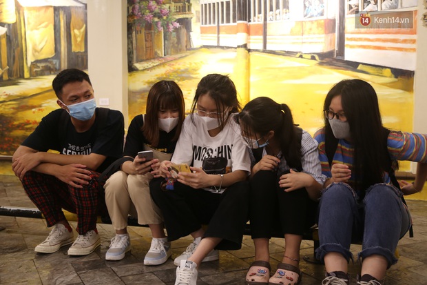 Giới trẻ Hà thành người cẩn thận từng tí - người vẫn ra Hồ Tây hóng gió, ngồi uống trà chanh chém gió không khẩu trang - Ảnh 5. Giới trẻ Hà thành người cẩn thận từng tí - người vẫn ra Hồ Tây hóng gió, ngồi uống trà chanh chém gió không khẩu trang - Ảnh 5.