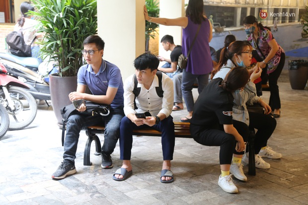 Giới trẻ Hà thành người cẩn thận từng tí - người vẫn ra Hồ Tây hóng gió, ngồi uống trà chanh chém gió không khẩu trang - Ảnh 7. Giới trẻ Hà thành người cẩn thận từng tí - người vẫn ra Hồ Tây hóng gió, ngồi uống trà chanh chém gió không khẩu trang - Ảnh 7.