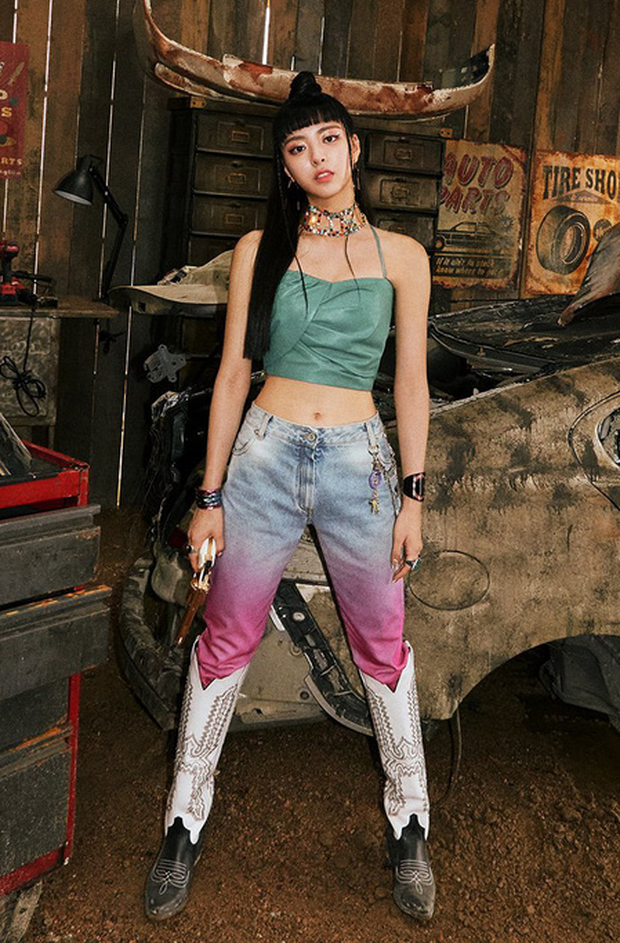 ITZY tung bộ ảnh “sặc mùi thuốc súng” nhá hàng comeback, ai cũng ngầu nhưng riêng visual khiến fan “giận tím người” vì tóc mái - Ảnh 7. ITZY tung bộ ảnh “sặc mùi thuốc súng” nhá hàng comeback, ai cũng ngầu nhưng riêng visual khiến fan “giận tím người” vì tóc mái - Ảnh 7.
