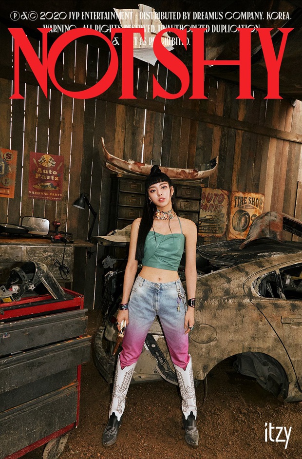 ITZY tung bộ ảnh “sặc mùi thuốc súng” nhá hàng comeback, ai cũng ngầu nhưng riêng visual khiến fan “giận tím người” vì tóc mái - Ảnh 1. ITZY tung bộ ảnh “sặc mùi thuốc súng” nhá hàng comeback, ai cũng ngầu nhưng riêng visual khiến fan “giận tím người” vì tóc mái - Ảnh 1.