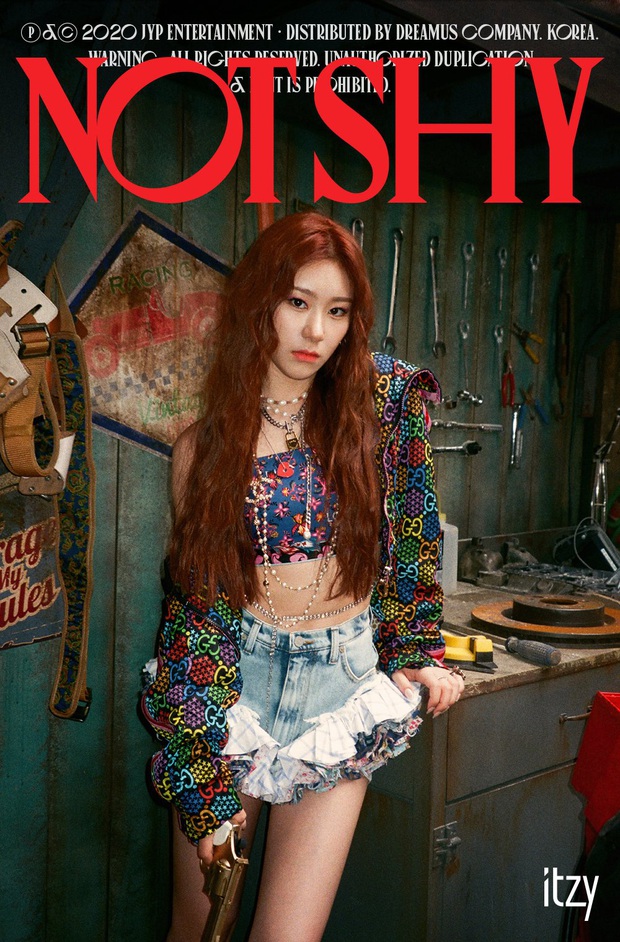 ITZY tung bộ ảnh “sặc mùi thuốc súng” nhá hàng comeback, ai cũng ngầu nhưng riêng visual khiến fan “giận tím người” vì tóc mái - Ảnh 2. ITZY tung bộ ảnh “sặc mùi thuốc súng” nhá hàng comeback, ai cũng ngầu nhưng riêng visual khiến fan “giận tím người” vì tóc mái - Ảnh 2.