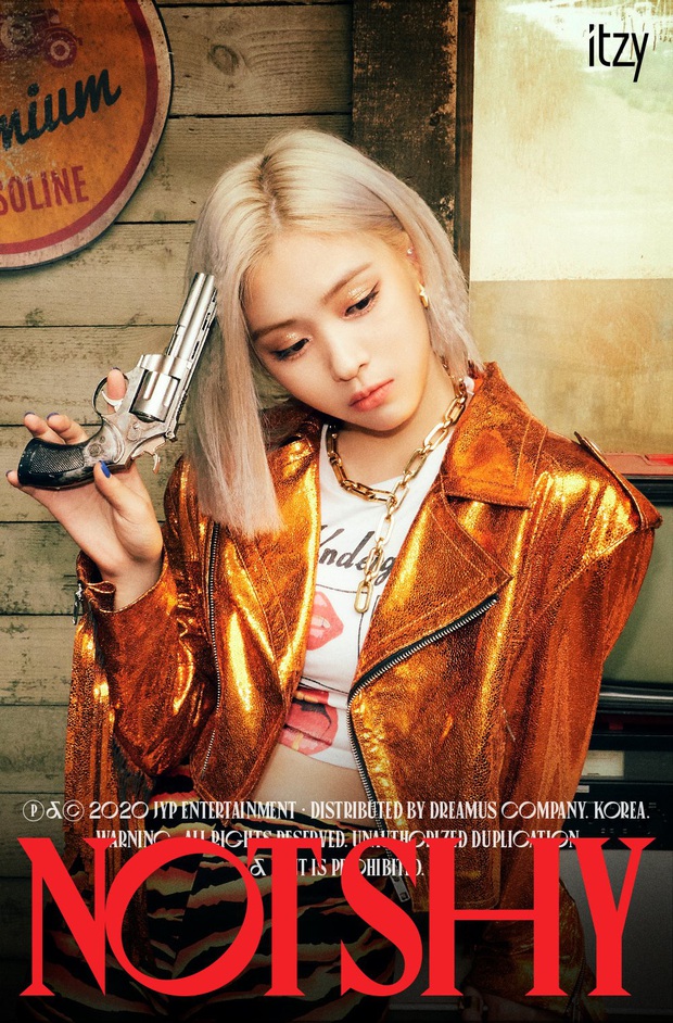 ITZY tung bộ ảnh “sặc mùi thuốc súng” nhá hàng comeback, ai cũng ngầu nhưng riêng visual khiến fan “giận tím người” vì tóc mái - Ảnh 3. ITZY tung bộ ảnh “sặc mùi thuốc súng” nhá hàng comeback, ai cũng ngầu nhưng riêng visual khiến fan “giận tím người” vì tóc mái - Ảnh 3.