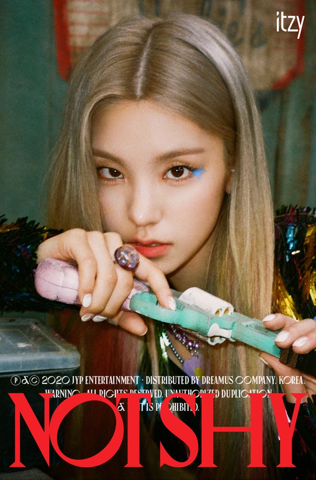 ITZY tung bộ ảnh “sặc mùi thuốc súng” nhá hàng comeback, ai cũng ngầu nhưng riêng visual khiến fan “giận tím người” vì tóc mái - Ảnh 4. ITZY tung bộ ảnh “sặc mùi thuốc súng” nhá hàng comeback, ai cũng ngầu nhưng riêng visual khiến fan “giận tím người” vì tóc mái - Ảnh 4.