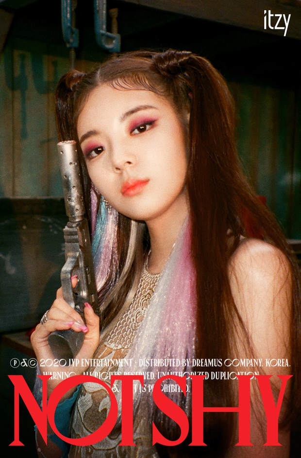ITZY tung bộ ảnh “sặc mùi thuốc súng” nhá hàng comeback, ai cũng ngầu nhưng riêng visual khiến fan “giận tím người” vì tóc mái - Ảnh 5. ITZY tung bộ ảnh “sặc mùi thuốc súng” nhá hàng comeback, ai cũng ngầu nhưng riêng visual khiến fan “giận tím người” vì tóc mái - Ảnh 5.