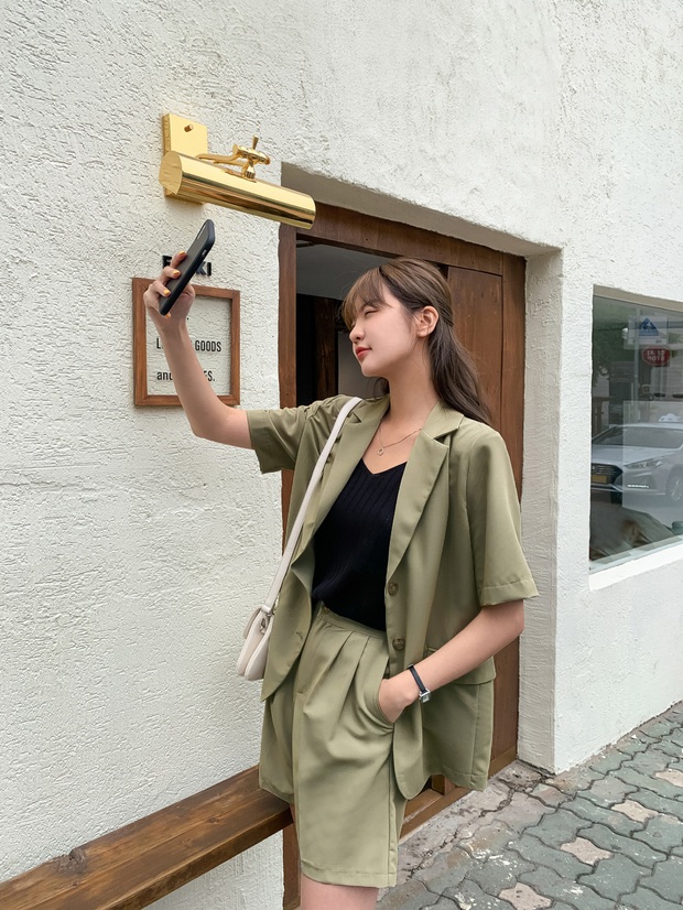 Sắp cuối hè, chị em mau sắm ngay blazer cộc tay không thì thiệt mất bao set đồ thanh lịch sang xịn level max - Ảnh 1. Sắp cuối hè, chị em mau sắm ngay blazer cộc tay không thì thiệt mất bao set đồ thanh lịch sang xịn level max - Ảnh 1.