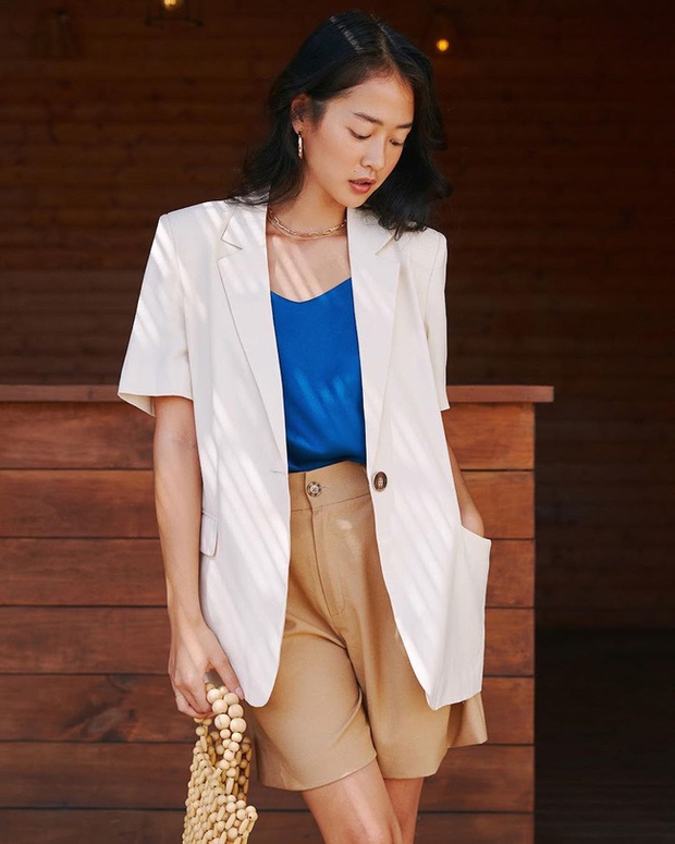 Sắp cuối hè, chị em mau sắm ngay blazer cộc tay không thì thiệt mất bao set đồ thanh lịch sang xịn level max - Ảnh 15. Sắp cuối hè, chị em mau sắm ngay blazer cộc tay không thì thiệt mất bao set đồ thanh lịch sang xịn level max - Ảnh 15.