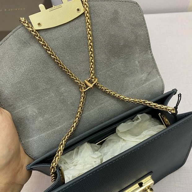 Cả set đồ sang chảnh lên hẳn vài chân kính, vóc dáng cũng cao ráo bất ngờ chỉ nhờ 2 chiêu đeo túi nhanh gọn - Ảnh 3. Cả set đồ sang chảnh lên hẳn vài chân kính, vóc dáng cũng cao ráo bất ngờ chỉ nhờ 2 chiêu đeo túi nhanh gọn - Ảnh 3.