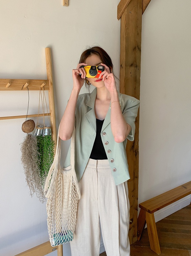 Sắp cuối hè, chị em mau sắm ngay blazer cộc tay không thì thiệt mất bao set đồ thanh lịch sang xịn level max - Ảnh 6. Sắp cuối hè, chị em mau sắm ngay blazer cộc tay không thì thiệt mất bao set đồ thanh lịch sang xịn level max - Ảnh 6.