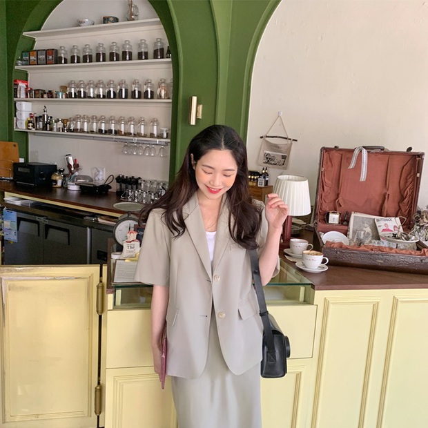 Sắp cuối hè, chị em mau sắm ngay blazer cộc tay không thì thiệt mất bao set đồ thanh lịch sang xịn level max - Ảnh 7. Sắp cuối hè, chị em mau sắm ngay blazer cộc tay không thì thiệt mất bao set đồ thanh lịch sang xịn level max - Ảnh 7.