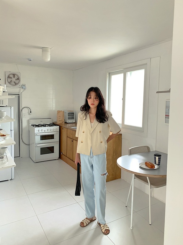 Sắp cuối hè, chị em mau sắm ngay blazer cộc tay không thì thiệt mất bao set đồ thanh lịch sang xịn level max - Ảnh 8. Sắp cuối hè, chị em mau sắm ngay blazer cộc tay không thì thiệt mất bao set đồ thanh lịch sang xịn level max - Ảnh 8.