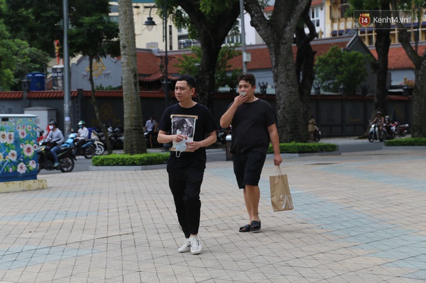 Giới trẻ Hà thành người cẩn thận từng tí - người vẫn ra Hồ Tây hóng gió, ngồi uống trà chanh chém gió không khẩu trang - Ảnh 17. Giới trẻ Hà thành người cẩn thận từng tí - người vẫn ra Hồ Tây hóng gió, ngồi uống trà chanh chém gió không khẩu trang - Ảnh 17.