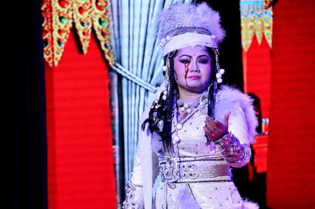 Những tai nạn hết hồn trong lịch sử Vpop: Từ bị �đao đâm chảy máu khắp mặt đến bị khán giả quá khích... ném ghế, đấm túi bụi - Ảnh 13.