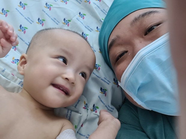 Chị em Trúc Nhi - Diệu Nhi tươi cười nắm lấy tay bác sĩ, dự kiến sẽ tập đi trong 6 tuần tới - Ảnh 1. Chị em Trúc Nhi - Diệu Nhi tươi cười nắm lấy tay bác sĩ, dự kiến sẽ tập đi trong 6 tuần tới - Ảnh 1.