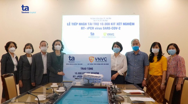 BV Tâm Anh và Hệ thống tiêm chủng VNVC trao tặng 10.000 bộ xét nghiệm SARS-COV-2 bổ sung cho Hà Nội - Ảnh 1. BV Tâm Anh và Hệ thống tiêm chủng VNVC trao tặng 10.000 bộ xét nghiệm SARS-COV-2 bổ sung cho Hà Nội - Ảnh 1.