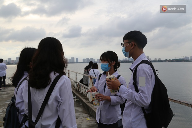 Giới trẻ Hà thành người cẩn thận từng tí - người vẫn ra Hồ Tây hóng gió, ngồi uống trà chanh chém gió không khẩu trang - Ảnh 19. Giới trẻ Hà thành người cẩn thận từng tí - người vẫn ra Hồ Tây hóng gió, ngồi uống trà chanh chém gió không khẩu trang - Ảnh 19.