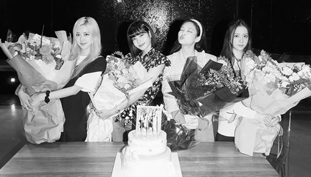 Khoảnh khắc Rosé oà lên khóc phía sau sân khấu debut của BLACKPINK khiến fan bồi hồi truyền tay nhau nhân dịp kỷ niệm 4 năm ra mắt - Ảnh 4. Khoảnh khắc Rosé oà lên khóc phía sau sân khấu debut của BLACKPINK khiến fan bồi hồi truyền tay nhau nhân dịp kỷ niệm 4 năm ra mắt - Ảnh 4.