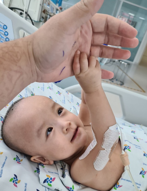 Chị em Trúc Nhi - Diệu Nhi tươi cười nắm lấy tay bác sĩ, dự kiến sẽ tập đi trong 6 tuần tới - Ảnh 2. Chị em Trúc Nhi - Diệu Nhi tươi cười nắm lấy tay bác sĩ, dự kiến sẽ tập đi trong 6 tuần tới - Ảnh 2.