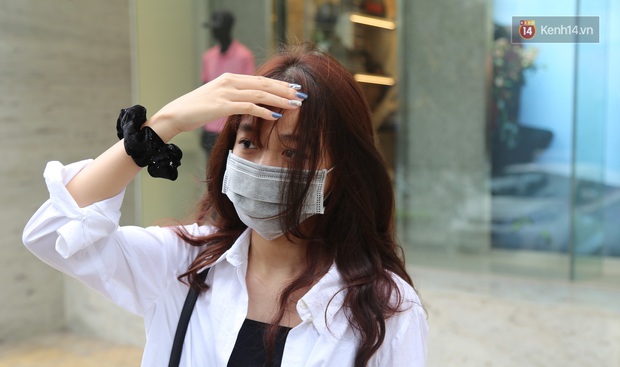 Giới trẻ Hà thành người cẩn thận từng tí - người vẫn ra Hồ Tây hóng gió, ngồi uống trà chanh chém gió không khẩu trang - Ảnh 12. Giới trẻ Hà thành người cẩn thận từng tí - người vẫn ra Hồ Tây hóng gió, ngồi uống trà chanh chém gió không khẩu trang - Ảnh 12.