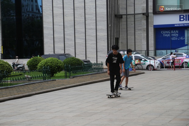 Giới trẻ Hà thành người cẩn thận từng tí - người vẫn ra Hồ Tây hóng gió, ngồi uống trà chanh chém gió không khẩu trang - Ảnh 16. Giới trẻ Hà thành người cẩn thận từng tí - người vẫn ra Hồ Tây hóng gió, ngồi uống trà chanh chém gió không khẩu trang - Ảnh 16.