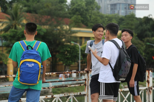 Giới trẻ Hà thành người cẩn thận từng tí - người vẫn ra Hồ Tây hóng gió, ngồi uống trà chanh chém gió không khẩu trang - Ảnh 21. Giới trẻ Hà thành người cẩn thận từng tí - người vẫn ra Hồ Tây hóng gió, ngồi uống trà chanh chém gió không khẩu trang - Ảnh 21.