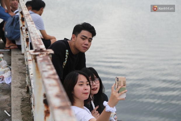 Giới trẻ Hà thành người cẩn thận từng tí - người vẫn ra Hồ Tây hóng gió, ngồi uống trà chanh chém gió không khẩu trang - Ảnh 23. Giới trẻ Hà thành người cẩn thận từng tí - người vẫn ra Hồ Tây hóng gió, ngồi uống trà chanh chém gió không khẩu trang - Ảnh 23.
