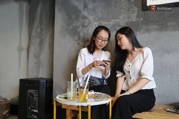 Giới trẻ Hà thành người cẩn thận từng tí - người vẫn ra Hồ Tây hóng gió, ngồi uống trà chanh chém gió không khẩu trang - Ảnh 29. Giới trẻ Hà thành người cẩn thận từng tí - người vẫn ra Hồ Tây hóng gió, ngồi uống trà chanh chém gió không khẩu trang - Ảnh 29.