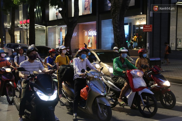 Giới trẻ Hà thành người cẩn thận từng tí - người vẫn ra Hồ Tây hóng gió, ngồi uống trà chanh chém gió không khẩu trang - Ảnh 32. Giới trẻ Hà thành người cẩn thận từng tí - người vẫn ra Hồ Tây hóng gió, ngồi uống trà chanh chém gió không khẩu trang - Ảnh 32.