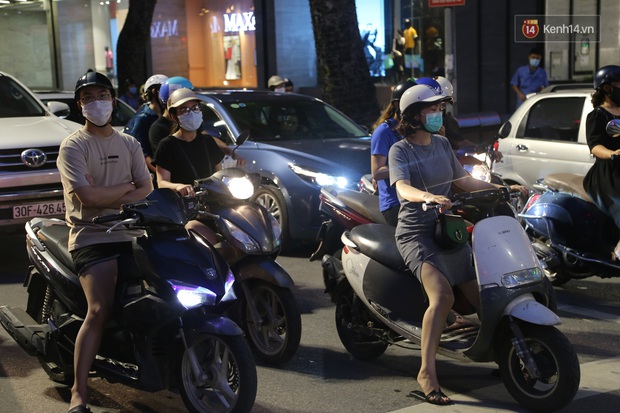 Giới trẻ Hà thành người cẩn thận từng tí - người vẫn ra Hồ Tây hóng gió, ngồi uống trà chanh chém gió không khẩu trang - Ảnh 31. Giới trẻ Hà thành người cẩn thận từng tí - người vẫn ra Hồ Tây hóng gió, ngồi uống trà chanh chém gió không khẩu trang - Ảnh 31.