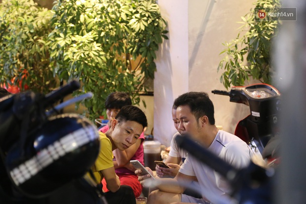 Giới trẻ Hà thành người cẩn thận từng tí - người vẫn ra Hồ Tây hóng gió, ngồi uống trà chanh chém gió không khẩu trang - Ảnh 27. Giới trẻ Hà thành người cẩn thận từng tí - người vẫn ra Hồ Tây hóng gió, ngồi uống trà chanh chém gió không khẩu trang - Ảnh 27.