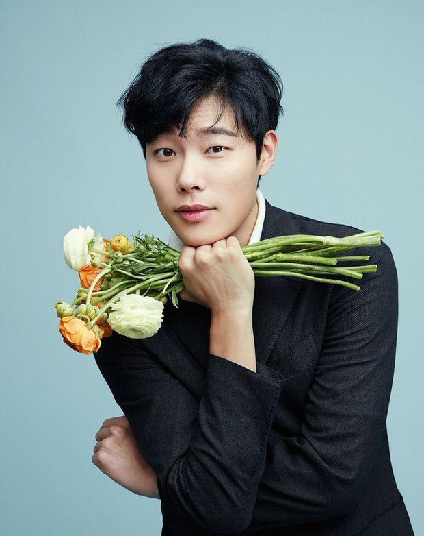 Vắng bóng 4 năm, Hwan mặt cún Ryu Jun Yeol tái xuất giang hồ cạnh nữ hoàng cảnh nóng - Ảnh 1.