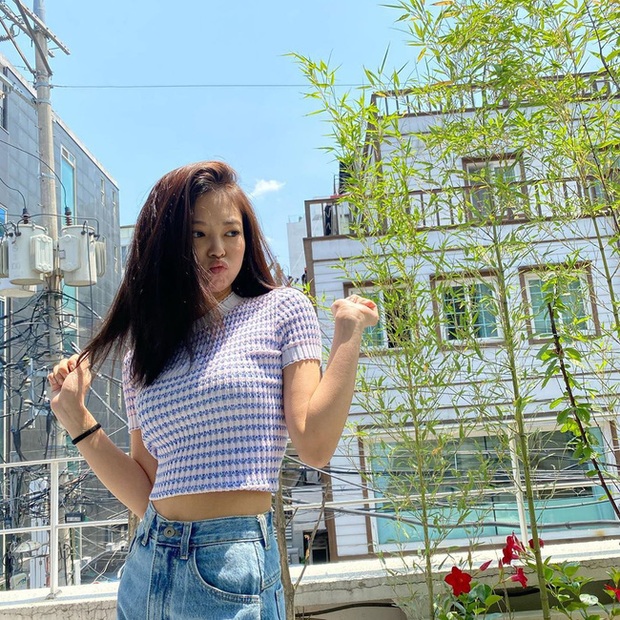 Jennie diện crop top theo những cách thật tinh tế mà tôn dáng hết cỡ, hay nhất là không khó để chị em đu theo - Ảnh 1.