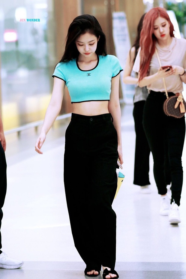 Jennie diện crop top theo những cách thật tinh tế mà tôn dáng hết cỡ, hay nhất là không khó để chị em đu theo - Ảnh 2.