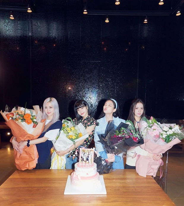 Cùng có MV cán mốc 400 triệu lượt xem trong 1 ngày nhưng TWICE mất đến 4 năm, BLACKPINK chỉ cần hơn 1 tháng - Ảnh 5. Cùng có MV cán mốc 400 triệu lượt xem trong 1 ngày nhưng TWICE mất đến 4 năm, BLACKPINK chỉ cần hơn 1 tháng - Ảnh 5.