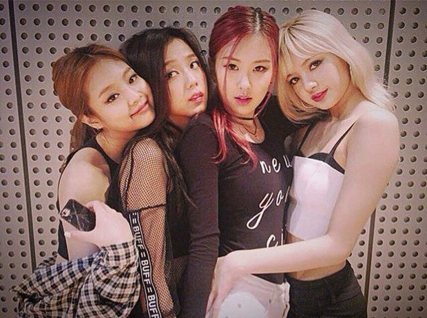4 năm làm nên kỳ tích của cả châu Á BLACKPINK: Đằng sau bộ váy công chúa dát vàng ẩn giấu một đôi giày vải sờn rách - Ảnh 10. 4 năm làm nên kỳ tích của cả châu Á BLACKPINK: Đằng sau bộ váy công chúa dát vàng ẩn giấu một đôi giày vải sờn rách - Ảnh 10.