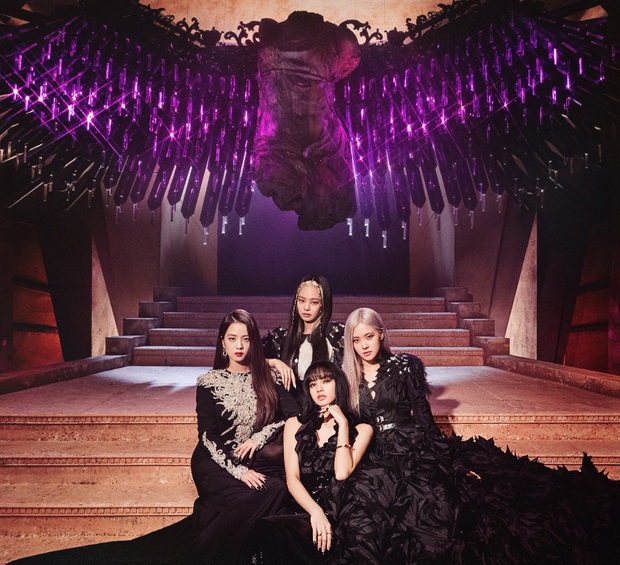 4 năm làm nên kỳ tích của cả châu Á BLACKPINK: Đằng sau bộ váy công chúa dát vàng ẩn giấu một đôi giày vải sờn rách - Ảnh 2. 4 năm làm nên kỳ tích của cả châu Á BLACKPINK: Đằng sau bộ váy công chúa dát vàng ẩn giấu một đôi giày vải sờn rách - Ảnh 2.