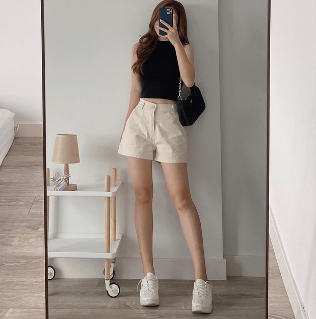 Nhờ chiếc crop top mà netizen mới biết Kim Yoo Jung có vòng eo đẹp mê, bí kíp mặc kín mà vẫn sexy là đây chứ đâu - Ảnh 11. Nhờ chiếc crop top mà netizen mới biết Kim Yoo Jung có vòng eo đẹp mê, bí kíp mặc kín mà vẫn sexy là đây chứ đâu - Ảnh 11.