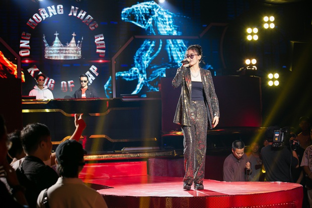 King Of Rap: Nữ rapper 17 tuổi Pháo được 4 chọn với tiết mục chơi chữ cực ngầu Sợ quá cơ - Ảnh 2. King Of Rap: Nữ rapper 17 tuổi Pháo được 4 chọn với tiết mục chơi chữ cực ngầu Sợ quá cơ - Ảnh 2.