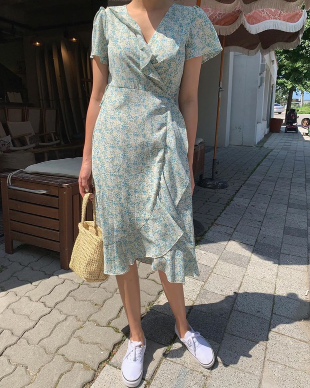 Cứ mix 5 kiểu váy sau với giày sneaker, bạn sẽ được nhân đôi vẻ sành điệu và xịn sò - Ảnh 1. Cứ mix 5 kiểu váy sau với giày sneaker, bạn sẽ được nhân đôi vẻ sành điệu và xịn sò - Ảnh 1.