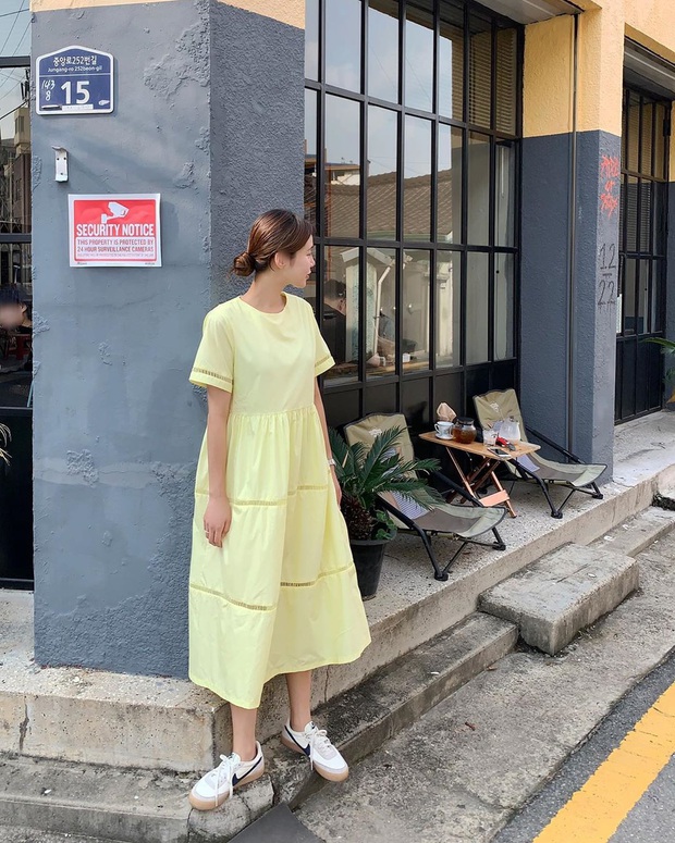 Cứ mix 5 kiểu váy sau với giày sneaker, bạn sẽ được nhân đôi vẻ sành điệu và xịn sò - Ảnh 14. Cứ mix 5 kiểu váy sau với giày sneaker, bạn sẽ được nhân đôi vẻ sành điệu và xịn sò - Ảnh 14.