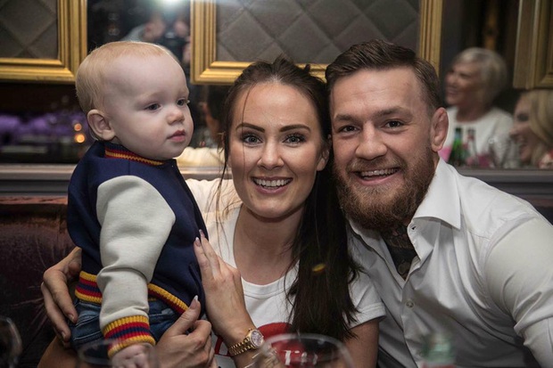 Gã điên Conor McGregor đính hôn với bạn gái Dee Devlin sau 12 năm bên nhau - Ảnh 3.
