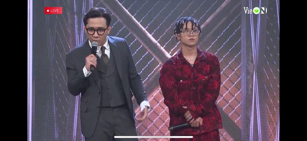 Trấn Thành toát mồ hôi hột khi giới thiệu rapper tên nhạy cảm... Tiến Đạt, Binz khẳng định đây là màu giọng đã bị tuyệt chủng! - Ảnh 1. Trấn Thành toát mồ hôi hột khi giới thiệu rapper tên nhạy cảm... Tiến Đạt, Binz khẳng định đây là màu giọng đã bị tuyệt chủng! - Ảnh 1.